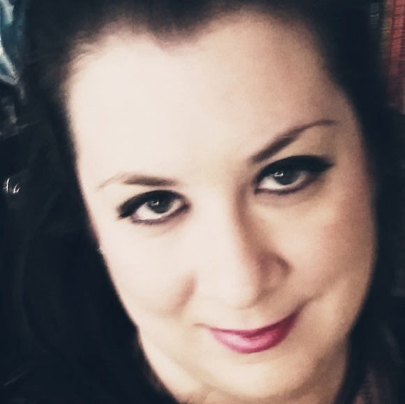 Meet your Posher, Alyssa - Picture 2 of 2